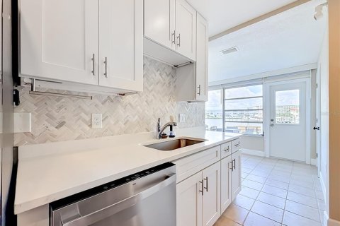 Condo in Gulfport, Florida, 2 bedrooms  № 2151494 - photo 14