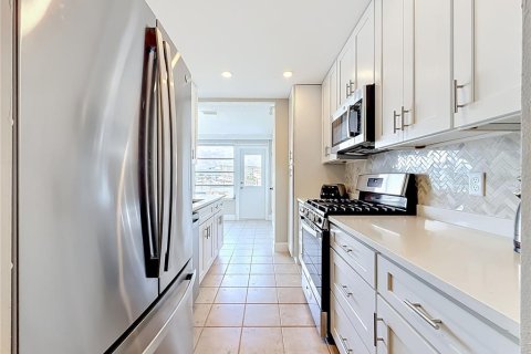 Condo in Gulfport, Florida, 2 bedrooms  № 2151494 - photo 13