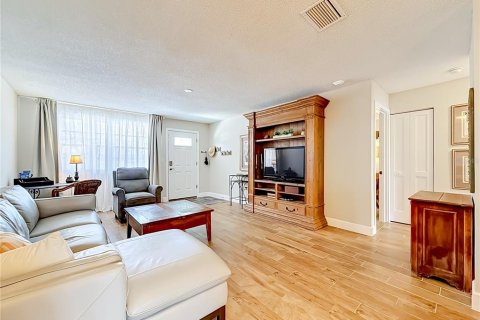 Condo in Gulfport, Florida, 2 bedrooms  № 2151494 - photo 5
