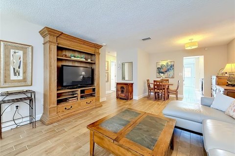 Condo in Gulfport, Florida, 2 bedrooms  № 2151494 - photo 3