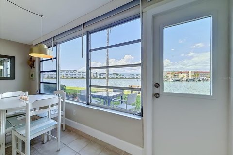 Condo in Gulfport, Florida, 2 bedrooms  № 2151494 - photo 18
