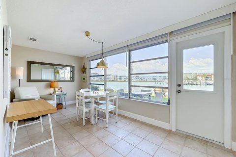 Condo in Gulfport, Florida, 2 bedrooms  № 2151494 - photo 17