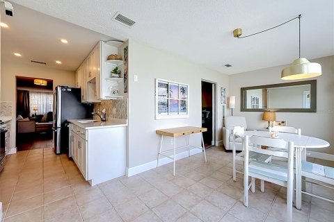 Condo in Gulfport, Florida, 2 bedrooms  № 2151494 - photo 19