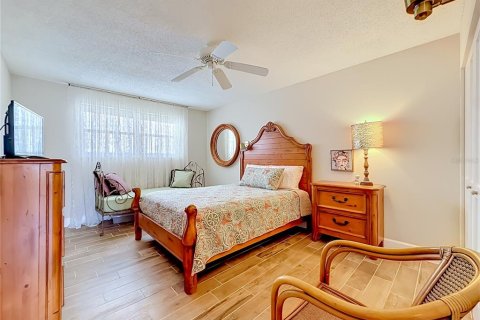Condo in Gulfport, Florida, 2 bedrooms  № 2151494 - photo 29
