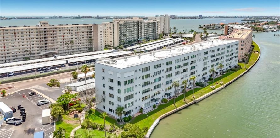 Condo in Gulfport, Florida, 2 bedrooms  № 2151494