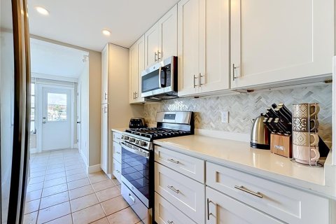 Condo in Gulfport, Florida, 2 bedrooms  № 2151494 - photo 12