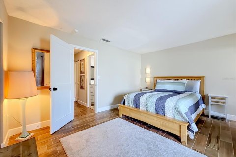Condo in Gulfport, Florida, 2 bedrooms  № 2151494 - photo 25