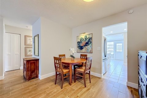 Condo in Gulfport, Florida, 2 bedrooms  № 2151494 - photo 8