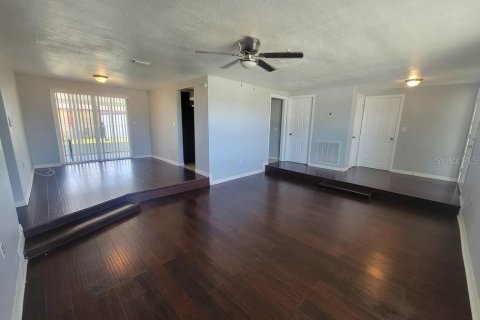 House in New Port Richey, Florida 3 bedrooms, 125.42 sq.m. № 1904350 - photo 4