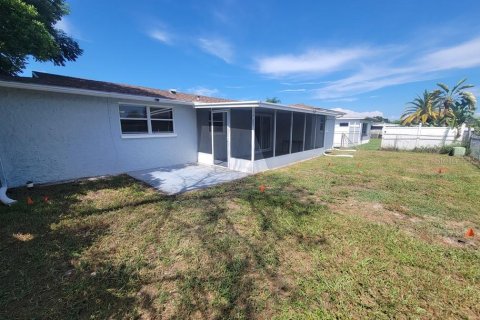House in New Port Richey, Florida 3 bedrooms, 125.42 sq.m. № 1904350 - photo 19