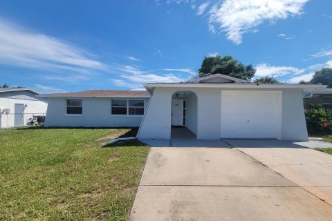 House in New Port Richey, Florida 3 bedrooms, 125.42 sq.m. № 1904350 - photo 1