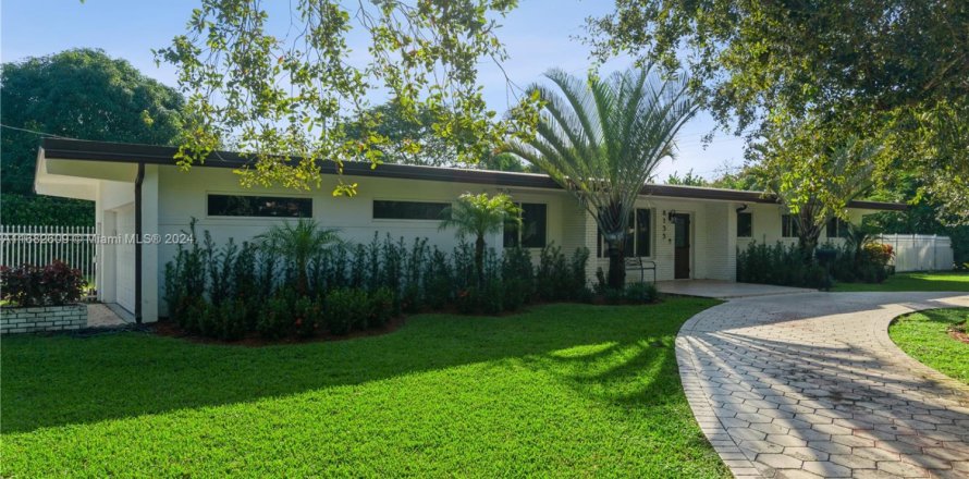 Casa en Pinecrest, Florida 4 dormitorios, 176.89 m2 № 1792374