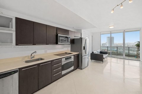 Condo in Miami, Florida, 1 bedroom  № 2027112 - photo 2