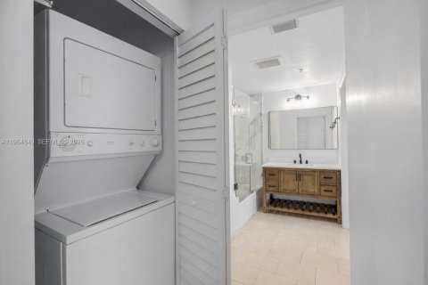 Condo in Miami, Florida, 1 bedroom  № 2027112 - photo 9