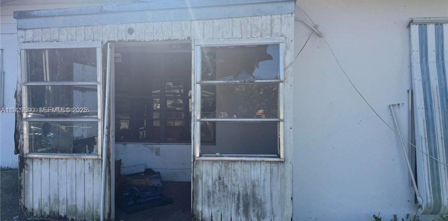 House in Davie, Florida 3 bedrooms, 107.49 sq.m. № 1987659