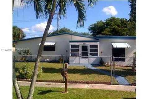House in Davie, Florida 3 bedrooms, 107.49 sq.m. № 1987659 - photo 3
