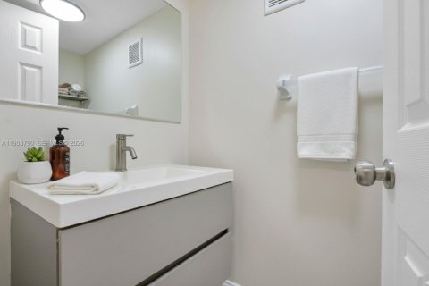 Снять в аренду кондоминиум в Лодердейл-Лейкс, Флорида 1 спальня, 77.57м2, № 1956418 - фото 17