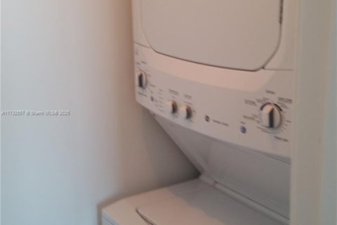 Condo in Miami, Florida, 1 bedroom  № 1938339 - photo 7