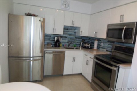 Condo in Miami Beach, Florida, 2 bedrooms  № 1980737 - photo 13