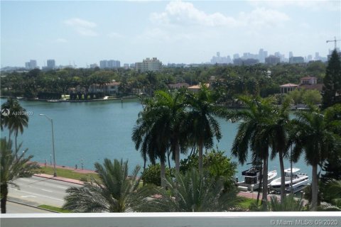 Condo in Miami Beach, Florida, 2 bedrooms  № 1980737 - photo 2