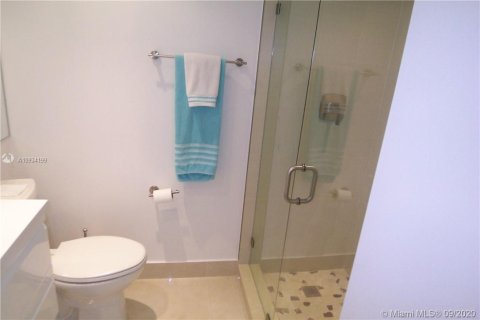 Condo in Miami Beach, Florida, 2 bedrooms  № 1980737 - photo 17