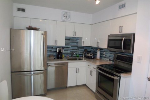 Condo in Miami Beach, Florida, 2 bedrooms  № 1980737 - photo 12