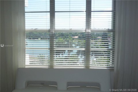 Condo in Miami Beach, Florida, 2 bedrooms  № 1980737 - photo 24