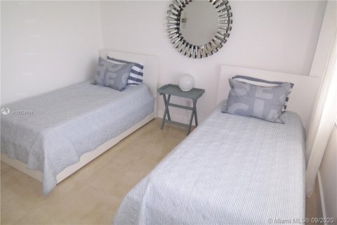 Condo in Miami Beach, Florida, 2 bedrooms  № 1980737 - photo 15