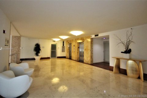 Condo in Miami Beach, Florida, 2 bedrooms  № 1980737 - photo 27