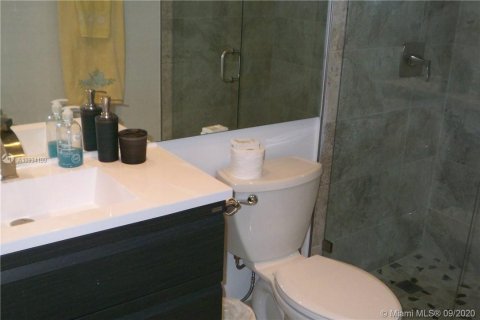 Condo in Miami Beach, Florida, 2 bedrooms  № 1980737 - photo 19