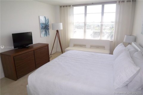 Condo in Miami Beach, Florida, 2 bedrooms  № 1980737 - photo 23