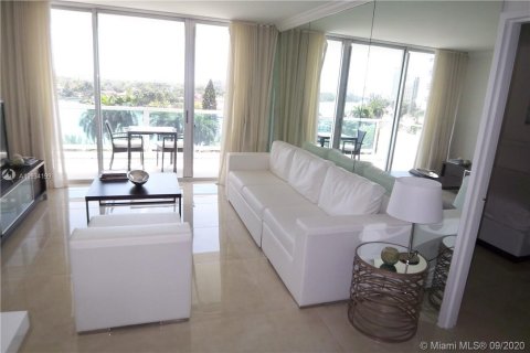 Condo in Miami Beach, Florida, 2 bedrooms  № 1980737 - photo 3