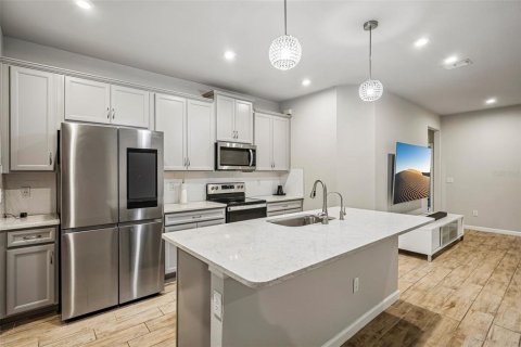 Townhouse in Lutz, Florida 4 bedrooms, 239.13 sq.m. № 2298428 - photo 8