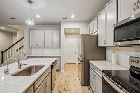 Townhouse in Lutz, Florida 4 bedrooms, 239.13 sq.m. № 2298428 - photo 6