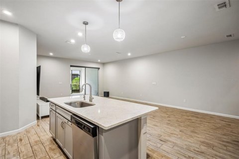 Townhouse in Lutz, Florida 4 bedrooms, 239.13 sq.m. № 2298428 - photo 4