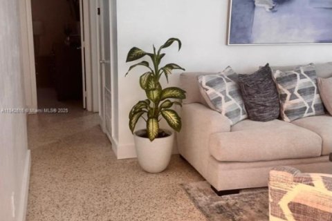 House in Hialeah, Florida 3 bedrooms, 177.07 sq.m. № 1892211 - photo 5