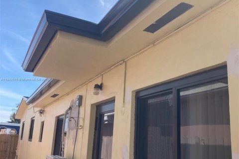 House in Hialeah, Florida 3 bedrooms, 177.07 sq.m. № 1892211 - photo 12