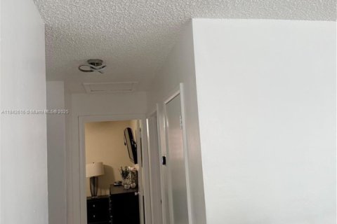 House in Hialeah, Florida 3 bedrooms, 177.07 sq.m. № 1892211 - photo 8