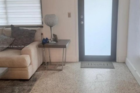 House in Hialeah, Florida 3 bedrooms, 177.07 sq.m. № 1892211 - photo 2