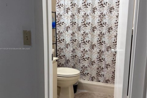 House in Hialeah, Florida 3 bedrooms, 177.07 sq.m. № 1892211 - photo 7