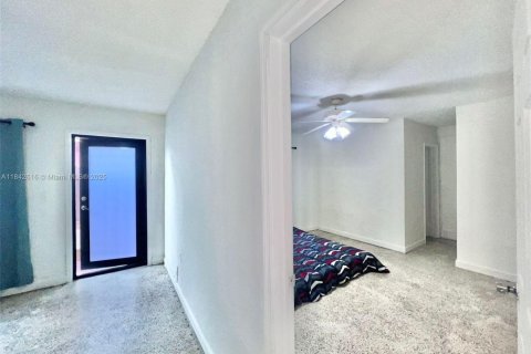 House in Hialeah, Florida 3 bedrooms, 177.07 sq.m. № 1892211 - photo 14