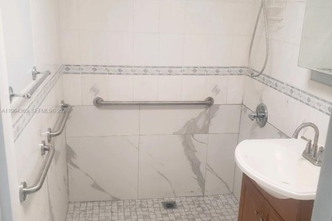 Condo in Miami, Florida, 2 bedrooms  № 2081107 - photo 14