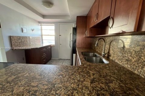 Condo in Miami, Florida, 2 bedrooms  № 2081107 - photo 5