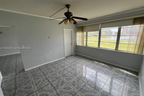 Condo in Miami, Florida, 2 bedrooms  № 2081107 - photo 12