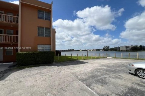 Condo in Miami, Florida, 2 bedrooms  № 2081107 - photo 22