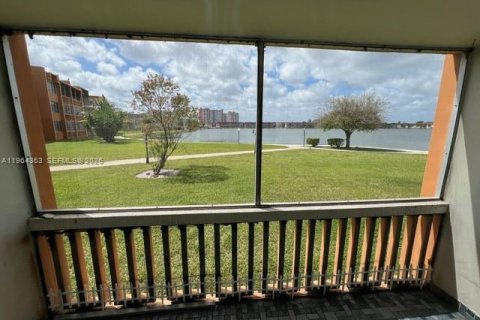 Condo in Miami, Florida, 2 bedrooms  № 2081107 - photo 8