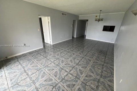 Condo in Miami, Florida, 2 bedrooms  № 2081107 - photo 9