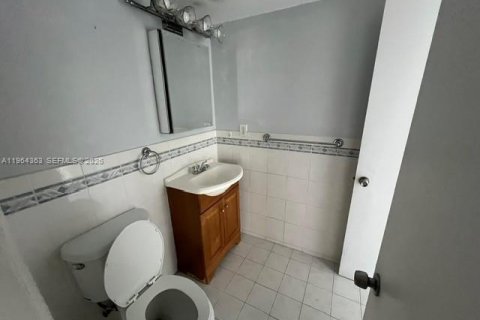 Condo in Miami, Florida, 2 bedrooms  № 2081107 - photo 16