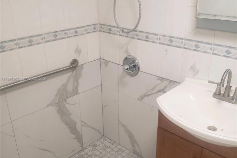 Condo in Miami, Florida, 2 bedrooms  № 2081107 - photo 17