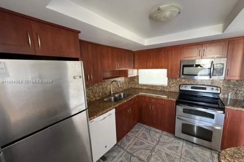 Condo in Miami, Florida, 2 bedrooms  № 2081107 - photo 3